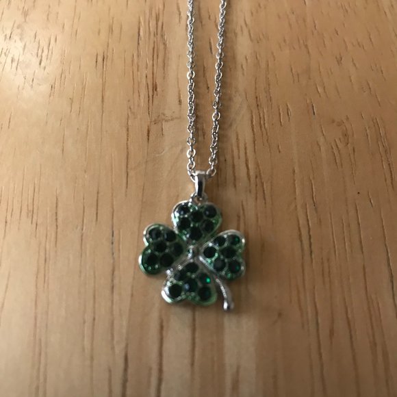 Four Leaf Clover Necklace Austrian Crystals New - Picture 2 of 8